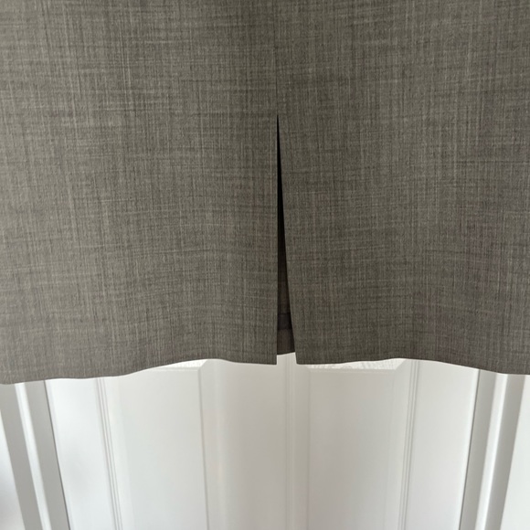 Beautiful DKNY light heather grey wool blend pencil skirt - Picture 3 of 6